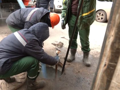 Коммунальщики проводят аварийные работы на канализационных сетях города