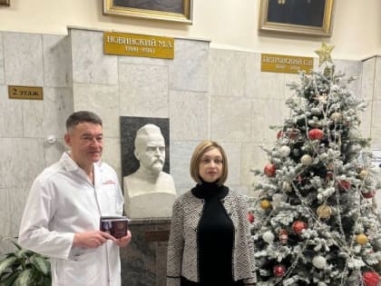 Министр здравоохранения ЛНР Наталия Пащенко вручила награды московским врачам за помощь онкобольным жителям Республики