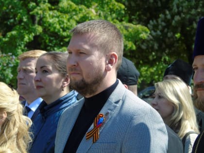 Денис Мирошниченко принял участие в церемонии поднятия Государственного флага ЛНР