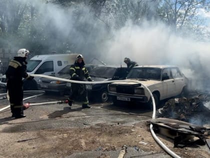 В Луганске полностью сгорели четыре автомобиля