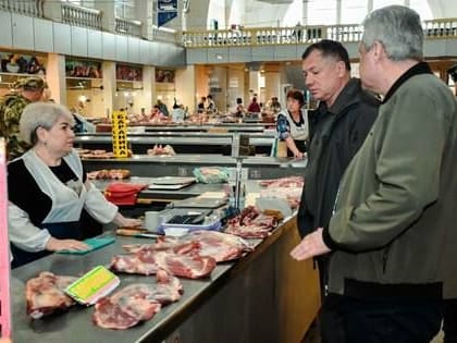 Хуснуллин ознакомился с ассортиментом и ценами на продуктовом рынке в Луганске