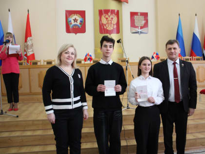 В Алчевске 30 школьников – активистов Движения Первых получили паспорта в рамках акции «Мы – граждане России»