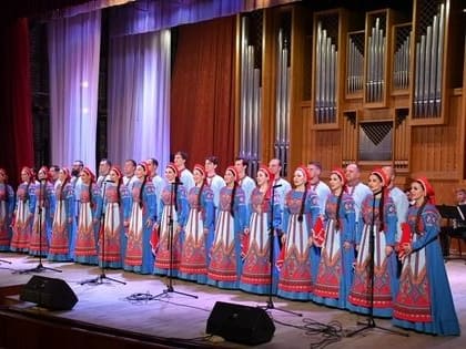Волжский русский народный хор представил концертную программу в Луганской филармонии