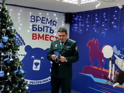 Шары с новогодними желаниями ребят сняли с «Ёлки желаний» начальник Луганской таможни Сергей Петриди и его заместители