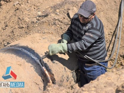 Специалисты выполняют работы по реконструкции магистрального водовода