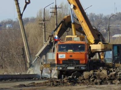 ДЕМОНТАЖНЫЕ РАБОТЫ НАЧАЛИСЬ НА МОСТУ В ЛУГАНСКОМ ПАРКЕ 1 МАЯ