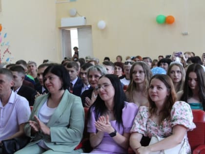 В Кировске чествовали выпускников 11х классов.