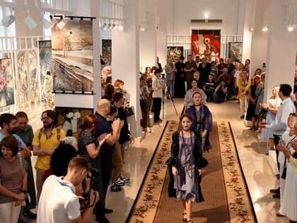 Выставка "Красота спасет мир" Московского союза художников открылась в галерее ЛГАКИ