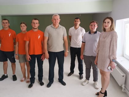 Активисты «Единой России» оценили ход ремонта молодежного центра в Краснодоне по народной программе