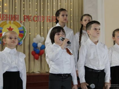 В  Стахановском  центре  детского  и юношеского  творчества  состоялся  концерт  «С Днем  рождения,  Республика!»