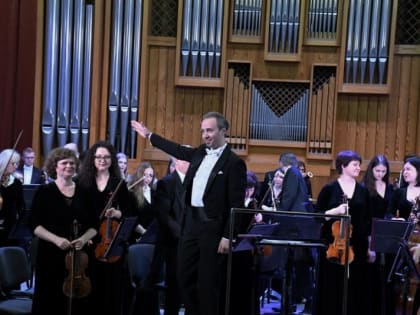 Дирижёр из Москвы Игорь Манашеров выступил с академическим симфоническим оркестром Луганской академической филармонии в 