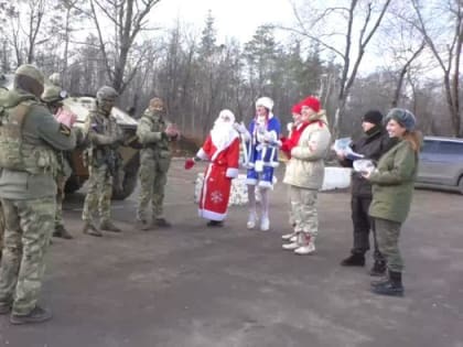 Юнармейцы передали защитникам ЛНР новогодние подарки и детские письма