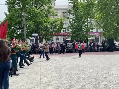 Министр финансов Луганской Народной Республики Евгений Мануйлов возложил 9 мая цветы к Пилону Славы