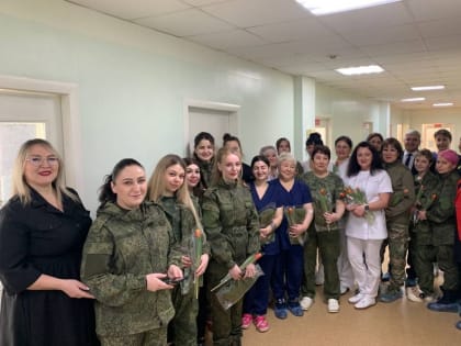 Тепло женских рук: Активистки «Женского движения Единой России» подарили участницам СВО шарфы, связанные своими руками