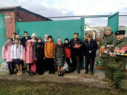 Луганские школьники поздравили ветеранов с новогодними праздниками