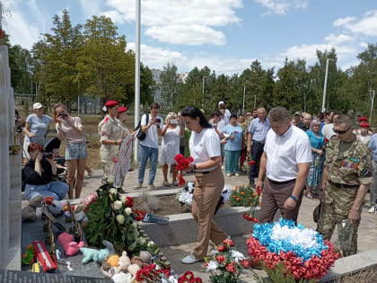 Луганчане почтили память погибших на Донбассе детей