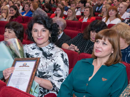 День учителя в Луганске: Праздничные поздравления и награды