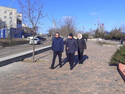 На аллее Защитников Родины по ул. Осо в Краснодоне продолжаются работы по благоустройству, сообщили в Минстрое и ЖКХ ЛНР