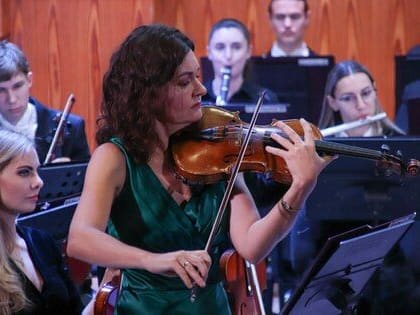 Оркестр Луганской филармонии открыл сезон концертом с участием скрипачки из Москвы