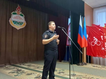 Сотрудники УГИБДД МВД по Луганской Народной Республике провели профилактическую беседу с учащимися о правилах дорожного 