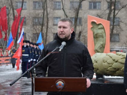 Денис Мирошниченко почтил память погибших воинов, освобождавших Луганск от немецко-фашистских захватчиков