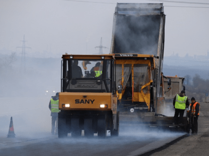 Более 130 км верхнего и нижнего слоев асфальта уложили на дорогах ЛНР специалисты Госкомпании «Автодор»
