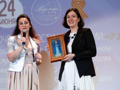 Детской писательнице из Оренбурга подарили икону из Луганска