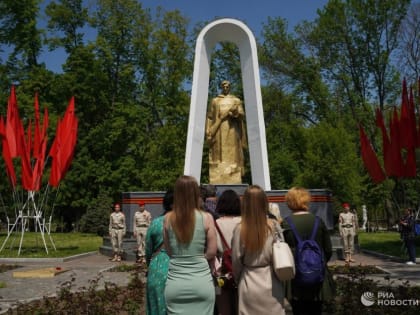 В центре Луганска подняли флаг России в честь государственного праздника