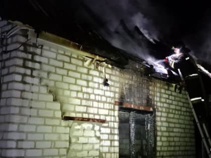 В Луганске на частной территории горел гараж