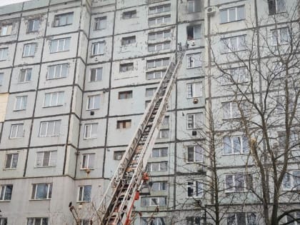 В Свердловске мать и ее 8-летнего сна спасли из горящей квартиры