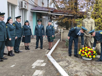 Цветы в память о таможеннике