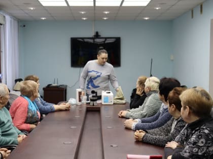 Актив старшего поколения Антрацита изготовил «сухие души» для военнослужащих