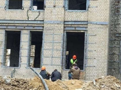 Специалисты из Тюмени продолжают строительство роддома в Краснодоне