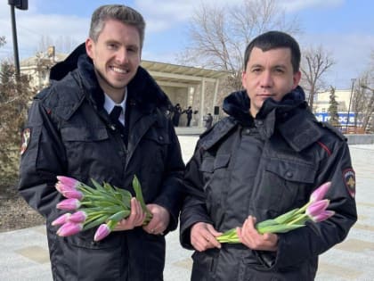Полицейский-кинолог и его четвероногий напарник поздравили жительниц ЛНР с 8 марта