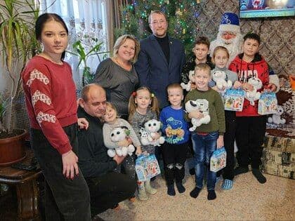 Замглавы МКСМ в рамках акции "Елка желаний" исполнил мечту пятилетнего жителя Новопскова
