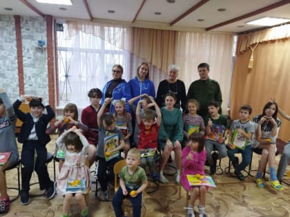 Сотрудники следственного управления поздравили со Всемирным днем ребенка воспитанников Свердловского центра социальной р