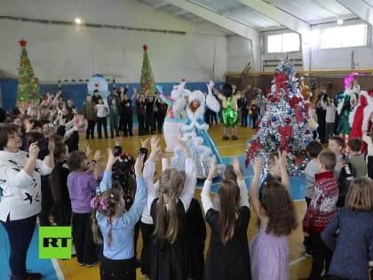 «Спасибо большое, очень вам благодарны за такое веселье, за конфеты. Я привезла детей из школы, мы очень довольны!»