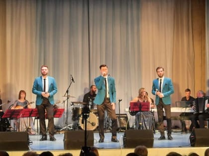 Артисты филармонии Луганска на гастролях поздравили с 8 Марта жительниц Валдая