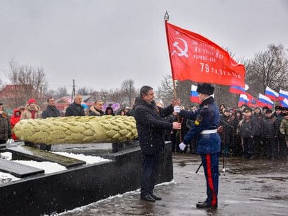 Пасечник в 80-ю годовщину освобождения Луганска дал старт городской акции "Знамя Победы"