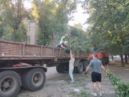 Сотрудники Администрации Луганска провели мероприятия по благоустройству на улице Оборонная