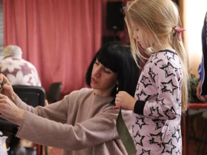 Луганские депутаты вместе с волонтерами сплели антидроновые шторы