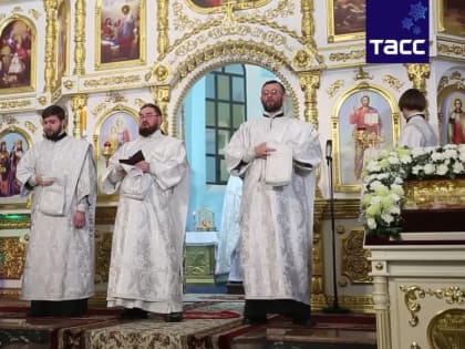 Праздничное богослужение по случаю Рождества Христова в Луганском Свято-Петропавловском кафедральном соборе
