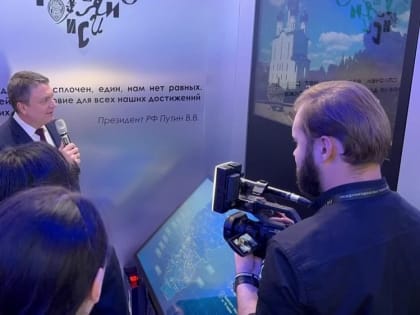 Глава ЛНР Леонид Пасечник проводит экскурсию для посетителей стенда Луганской Народной Республики