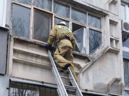 Луганские спасатели оперативно оказали помощь в открывании дверей