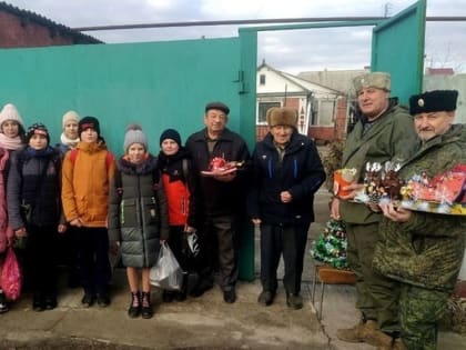 В Луганске школьники поздравили ветеранов с новогодними праздниками