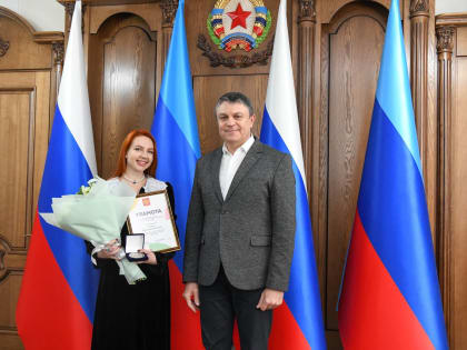 Леонид Пасечник вручил активным жителям ЛНР памятные медали «Всемирный фестиваль молодежи 2024 года»