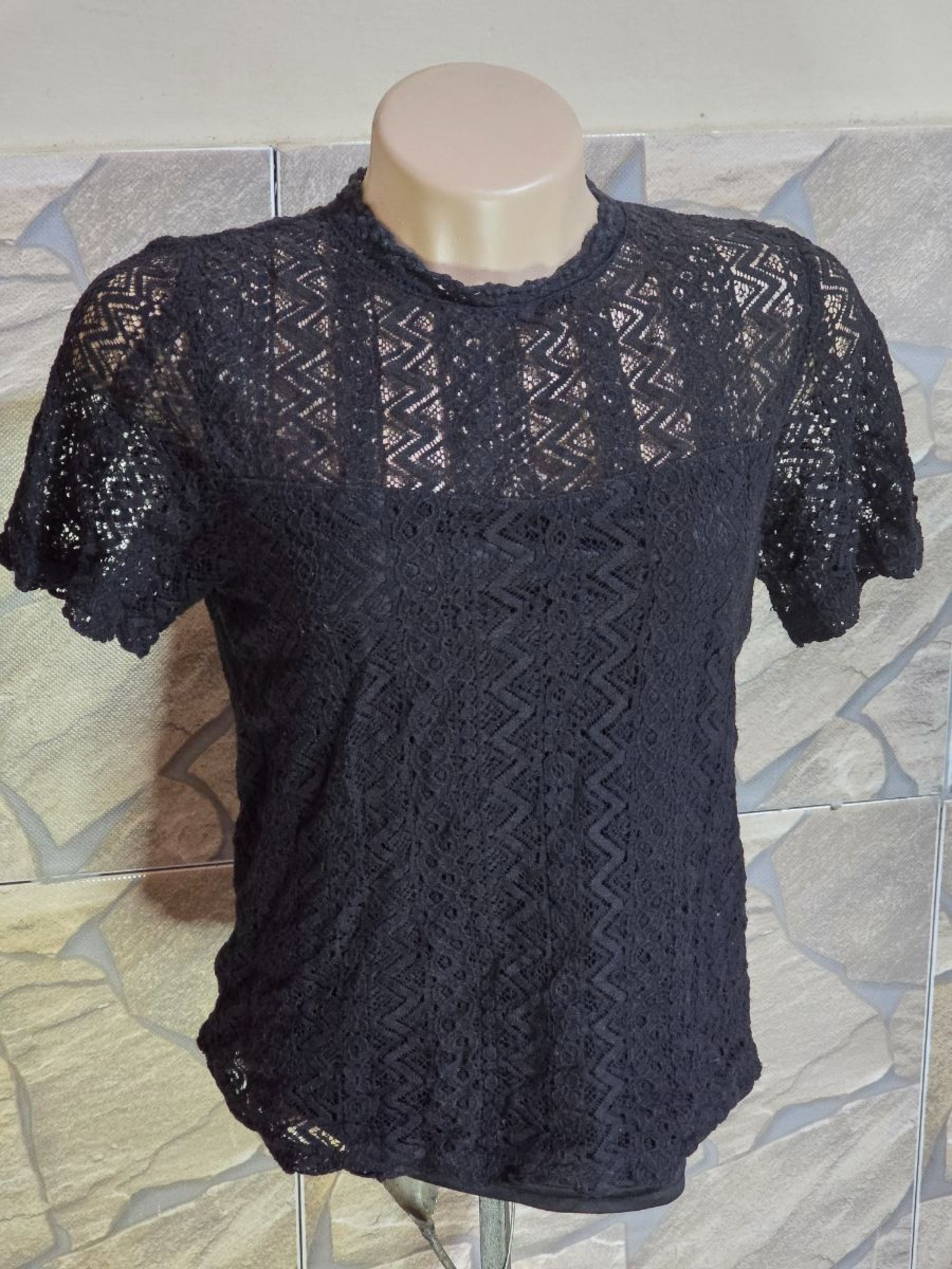 Blusa de encajes.