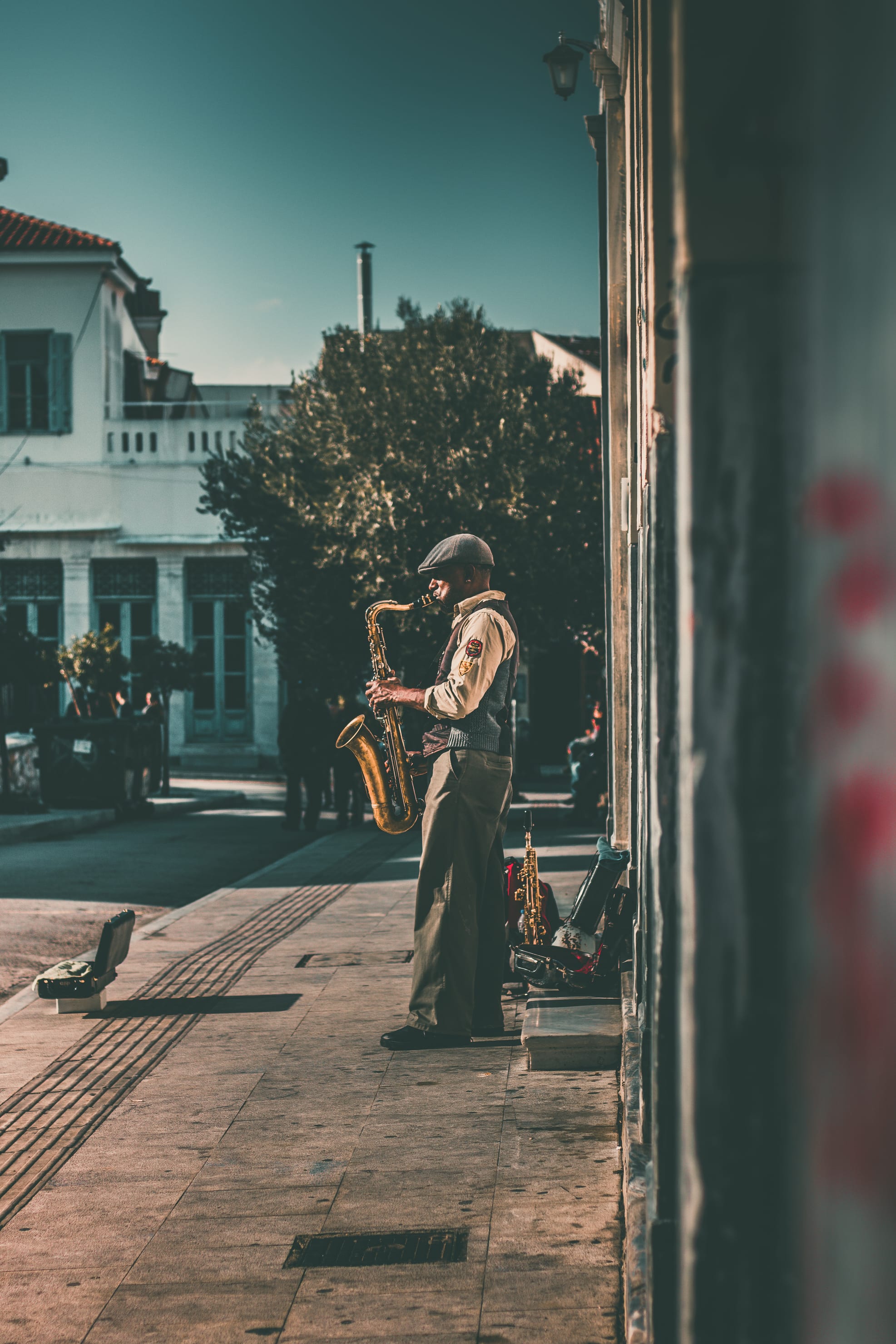 He plays into the light, and the light doesn't answer | Athens - City Center