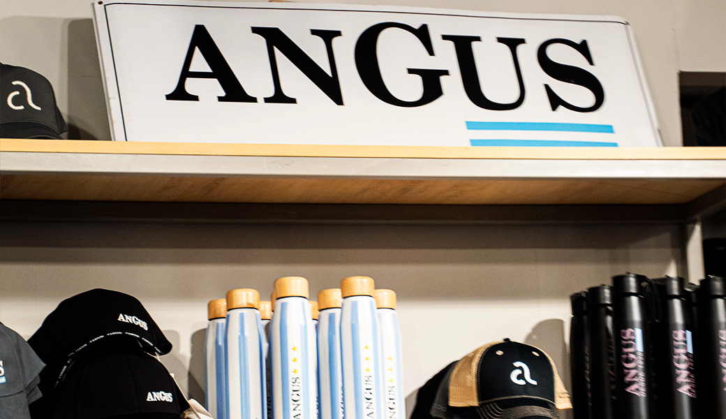 Edición única Angus × Cardon: chapas, pegatinas y objetos de colección