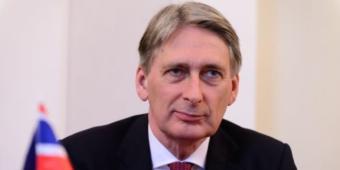 Coronavirus: Philip Hammond says UK should start ‘reopening the economy’ as calls for lockdown exit plan mount